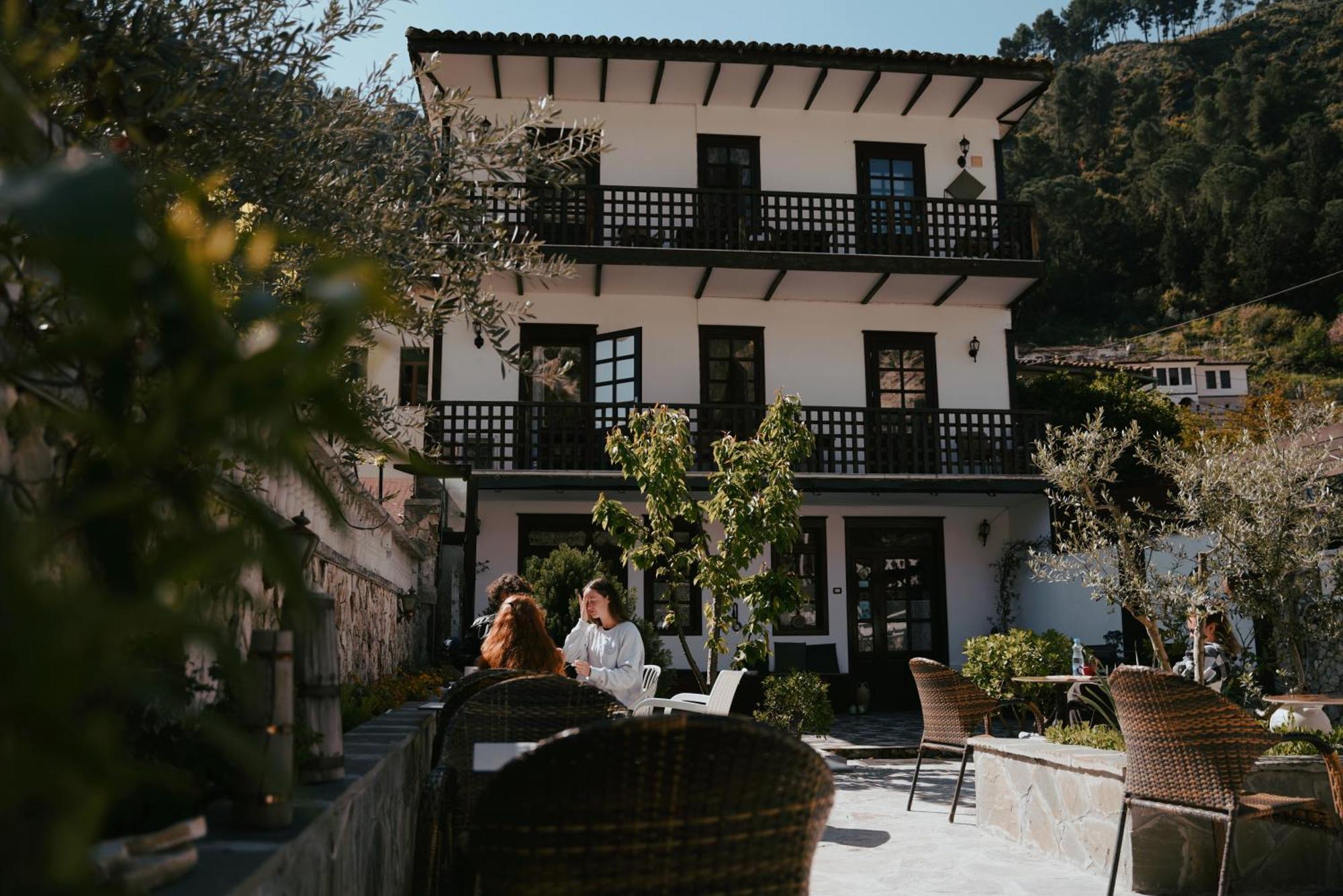 Maya Hostel Berat Exterior photo
