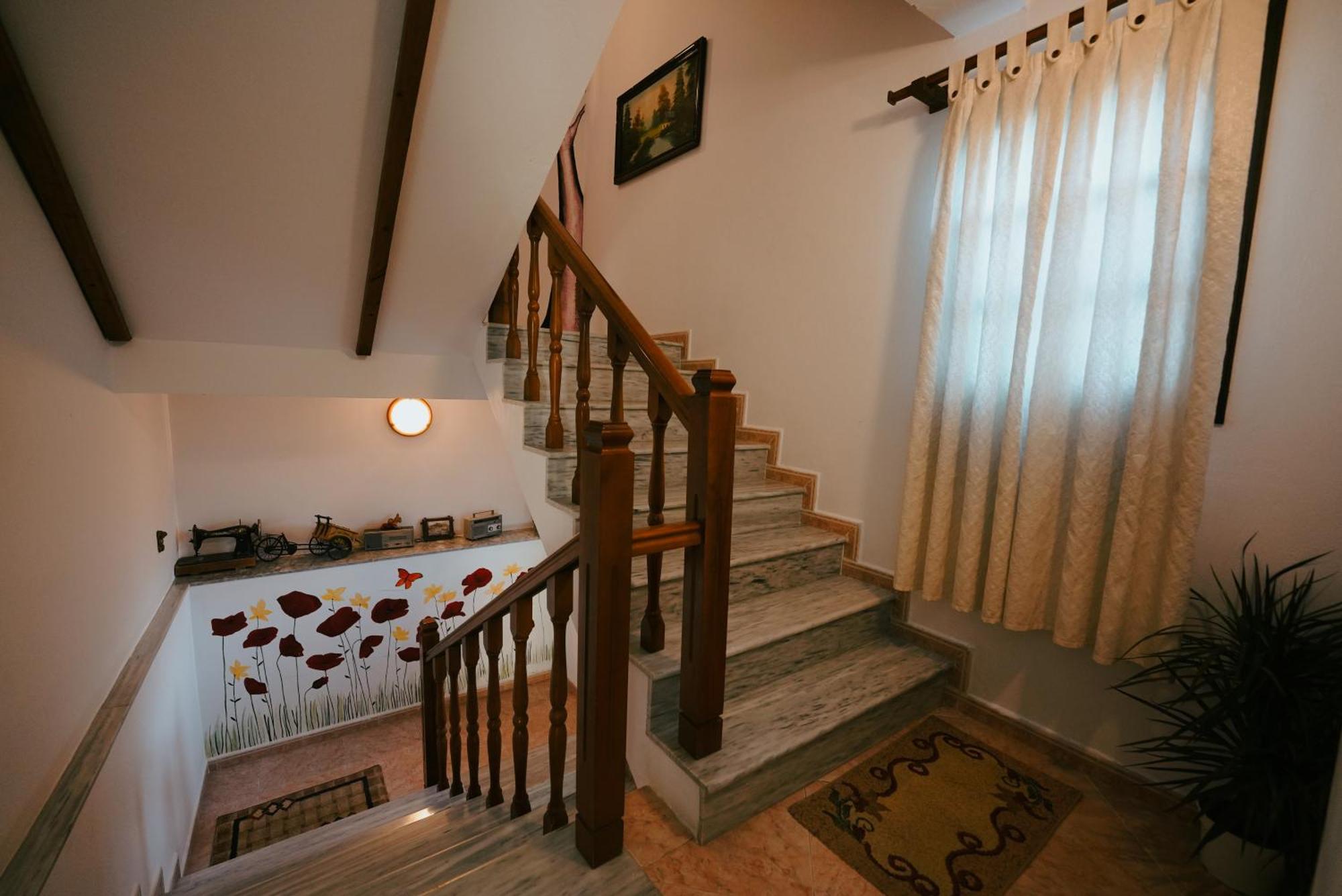 Maya Hostel Berat Exterior photo